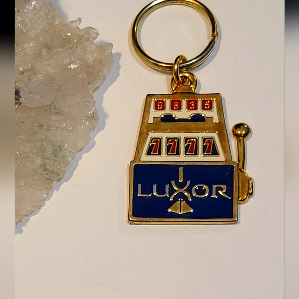 Las Vegas Key Chain Luxor tower SL0T machine gambler